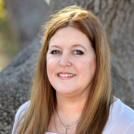 Amy Main's Headshot
